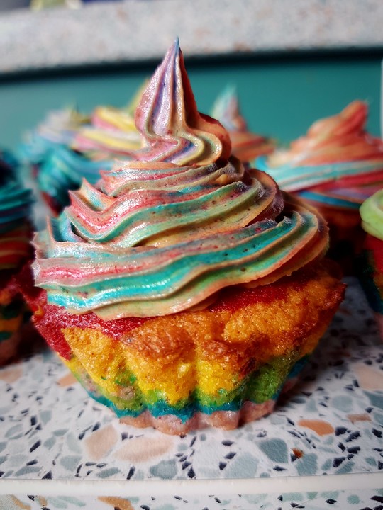 Rainbow Cupcakes und Rainbow Swirl Buttercream Frosting von ...