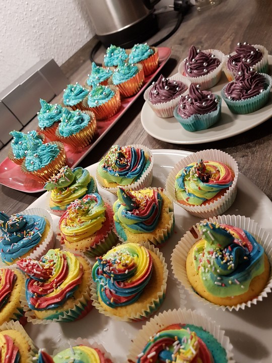 Rainbow Cupcakes und Rainbow Swirl Buttercream Frosting von ...