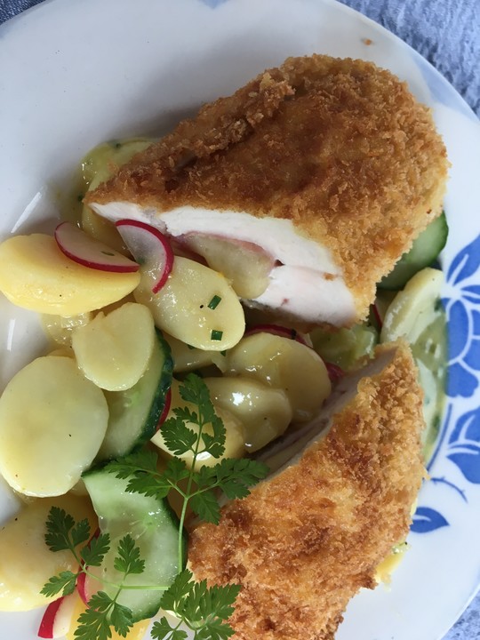 Cordon Bleu vom Hähnchen mit Kartoffelsalat von jhin | Chefkoch.de