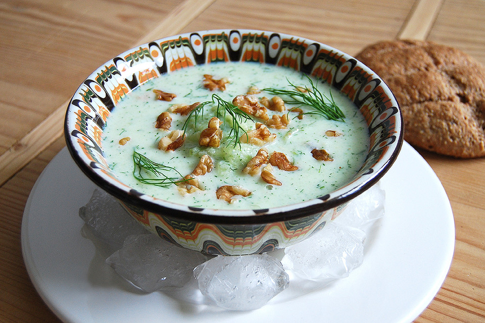Bulgarische Gurkensuppe, Tarator von herzenswärmer | Chefkoch.de Bulgarische Gurkensuppe, Tarator von herzenswärmer | Chefkoch.de