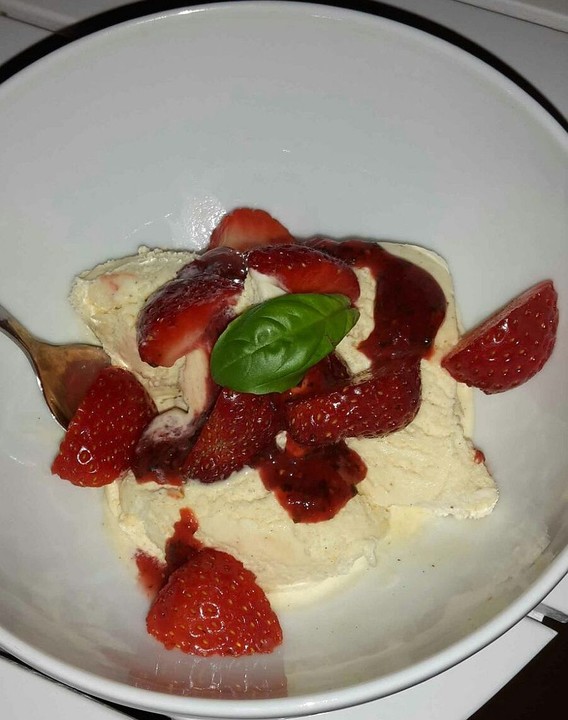 Vanilleeis mit fruchtig-scharfem Erdbeer-Basilikum-Sorbet von markoe3 ...