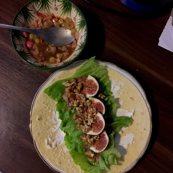 Ziegenkäse-Wrap mit Birnenchutney, Feigen und Walnüssen von ...