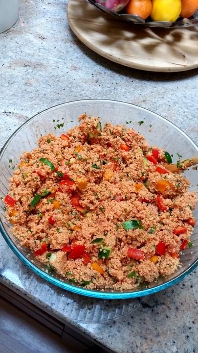 Couscous-Salat mit Tomate, Paprika, Gurke und Petersilie von ...