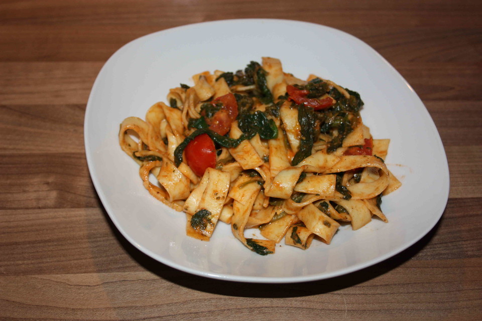 Bandnudeln mit Blattspinat und Tomaten von ohneMoosWASlos | Chefkoch.de