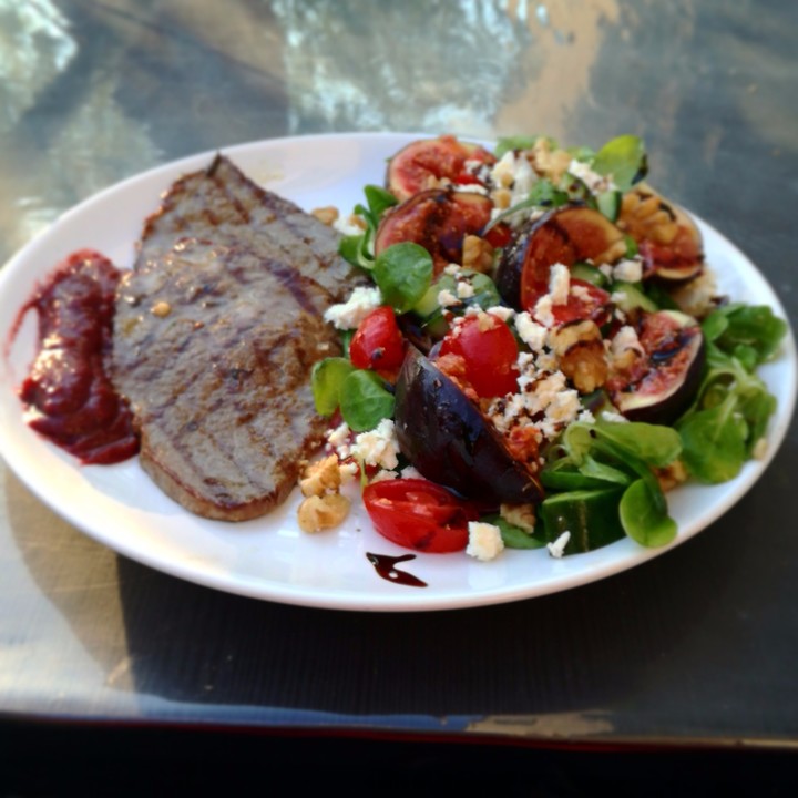 Feldsalat mit karamellisierten Feigen, Walnüssen und Feta-Topping von ...