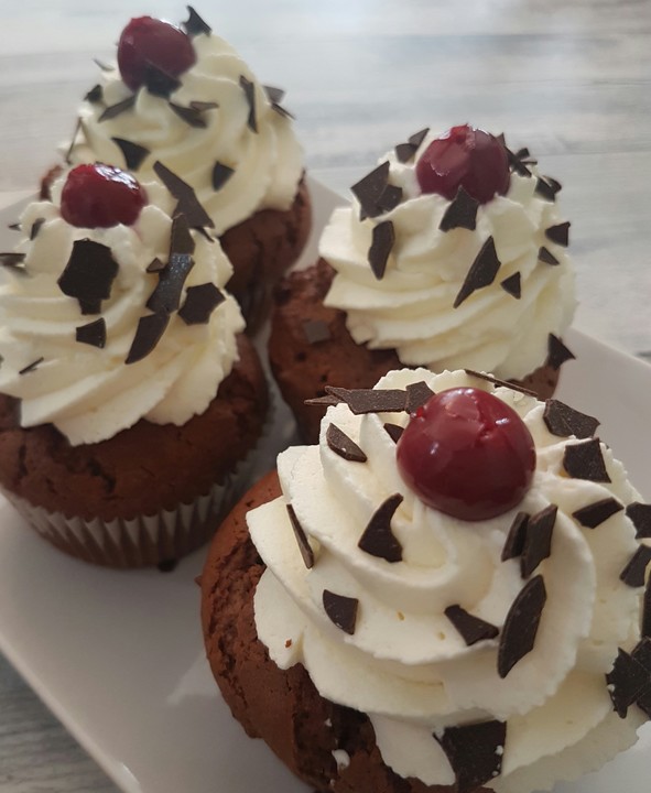 Schwarzwälder-Kirsch-Cupcakes von coffeebooksfruits | Chefkoch.de