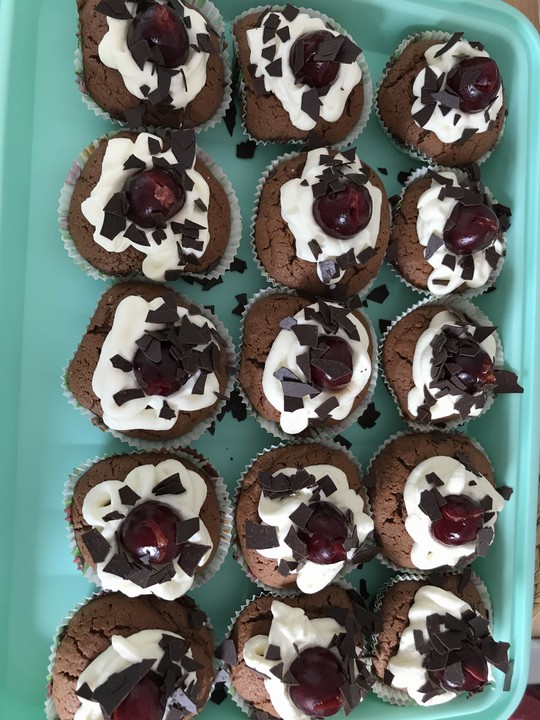Schwarzwälder-Kirsch-Cupcakes von coffeebooksfruits | Chefkoch.de