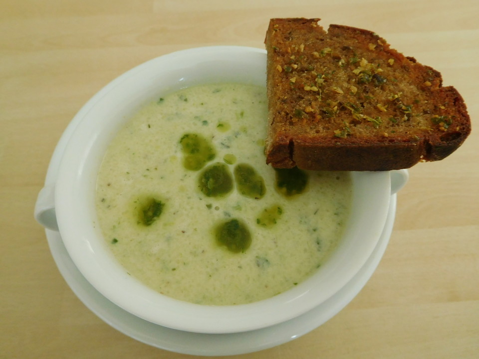 Gurkensüppchen mit Basilikum-Crostini von Mithobu | Chefkoch.de