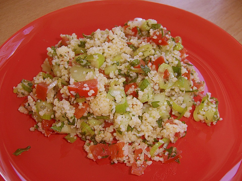 Tabuleh mit Paprika, Gurke, frischer Minze und Petersilie von Nell1 ...