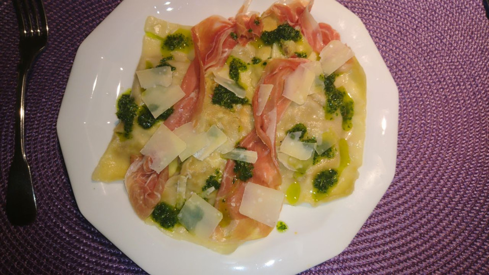 Steinpilzravioli mit Petersilienöl, Parmesan und San Daniele Schinken von tierparktoni
