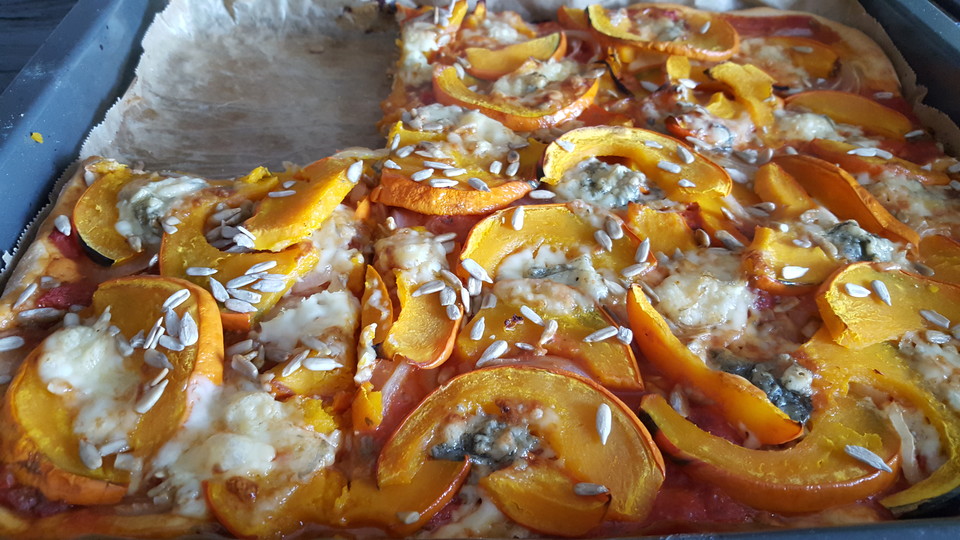 Vegetarische Kürbis Pizza mit Pinienkernen und Gorgonzola von Kathy2602 ...