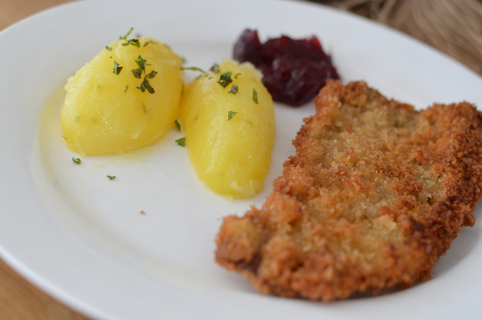 Wiener Schnitzel mit Petersilienkartoffeln und Preiselbeeren von geISLE ...