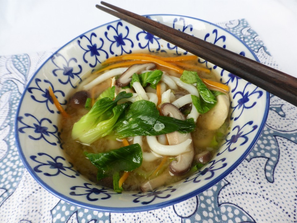 Udon-Nudel-Suppe mit Hähnchenfleisch, Shiitake, Pak Choi und Möhren von ...