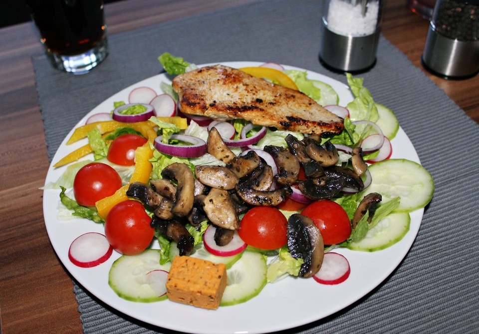 Bunter Salatteller mit Putenbrust und Pilzen von La_Cuisine_1990 ...
