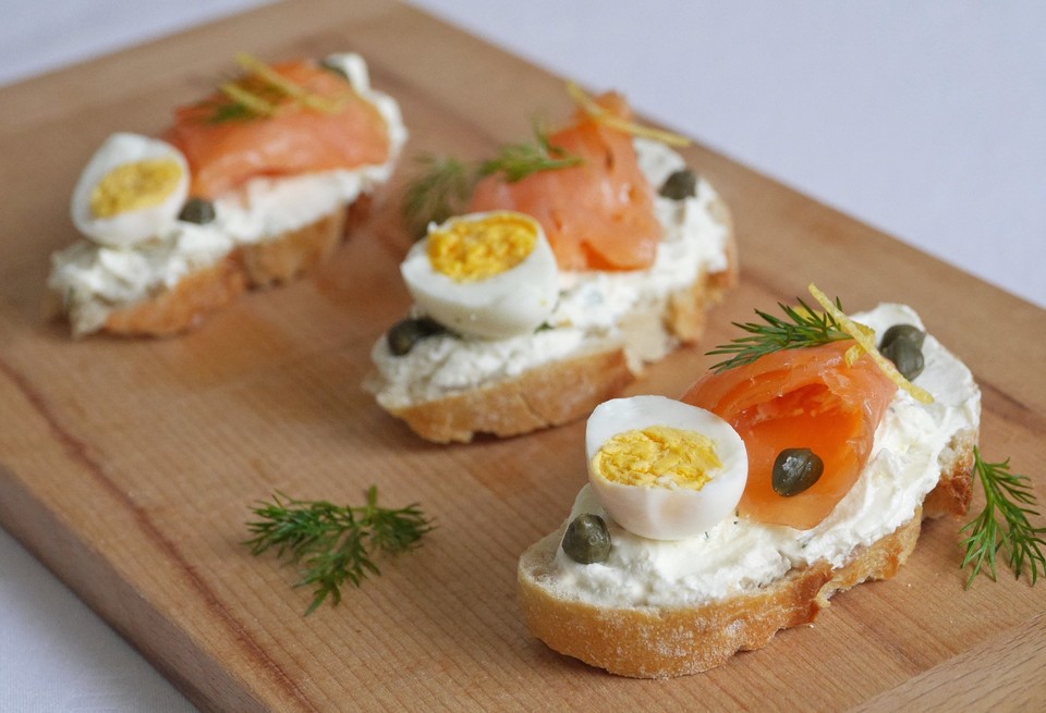 Räucherlachs-Crostini mit Dillfrischkäse, Kapern und Wachtelei von ars ...