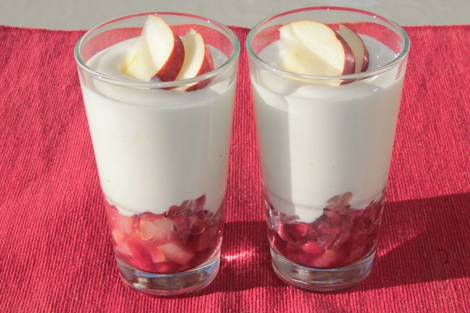 Fettarme Quark-Joghurt-Creme auf Birnen-Apfel-Limetten-Kompott von ...