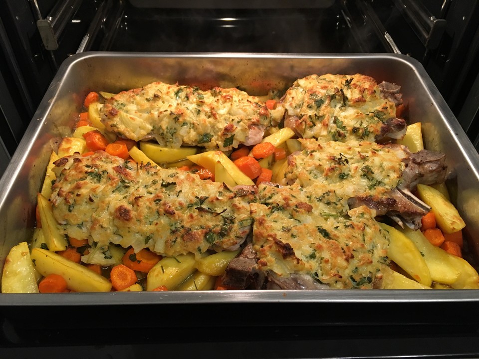Kräuterkotelett mit Karotten und Kartoffeln aus dem Ofen von trekneb ...