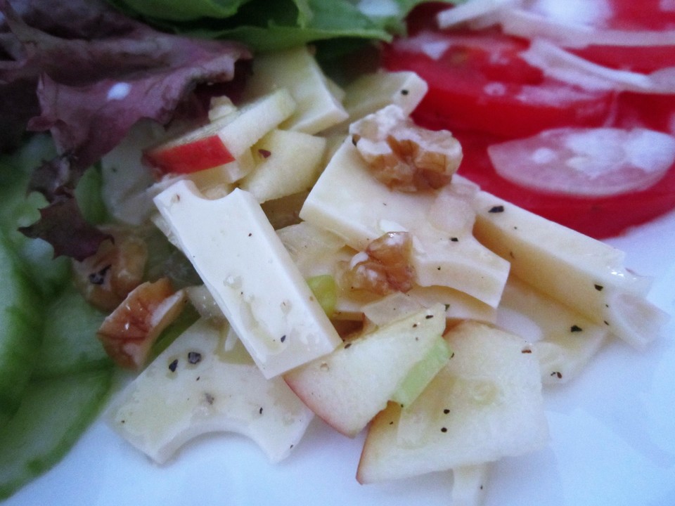 Käse-Apfel-Salat mit Walnüssen von movostu | Chefkoch.de