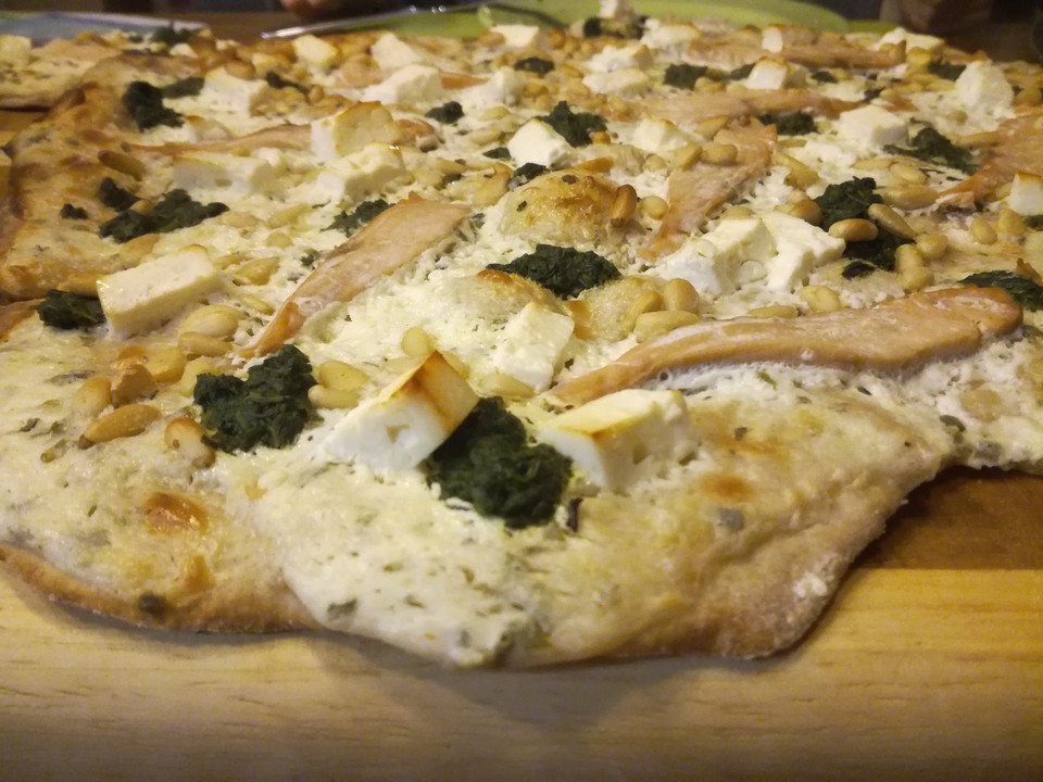 Freds Flammkuchen mit Lachs, Feta, Spinat und Pinienkernen von ...