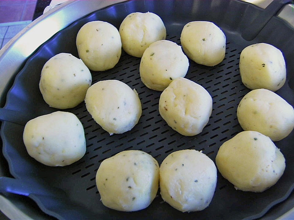 Kartoffelknödel aus gekochten Kartoffeln von Herta | Chefkoch.de