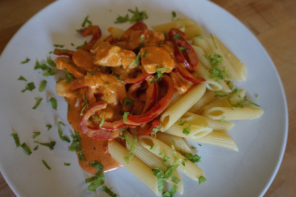 Pasta mit Paprika-Hähnchen-Soße von Serunas | Chefkoch.de