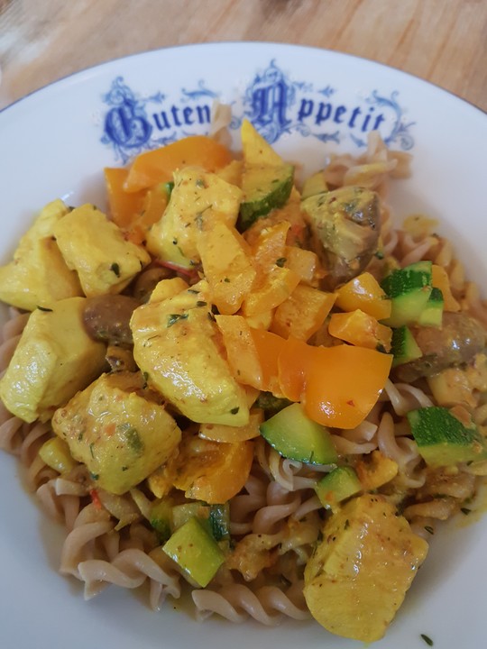 Nudeln mit Putenbrust und Gemüse in Kurkuma-Sahne Sauce von canluka ...