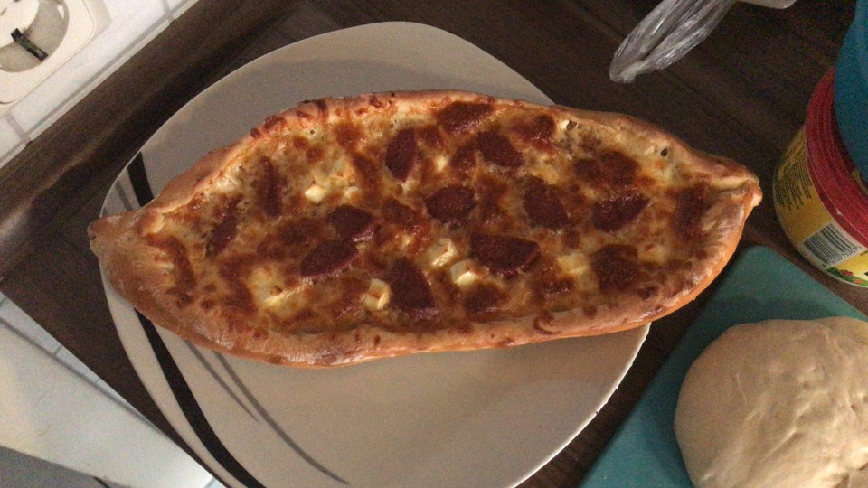 Türkische Pide mit Käse und Sucuk von CookBakery | Chefkoch.de