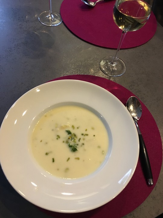 Eine Tasse frisch-duftender Spargelsuppe