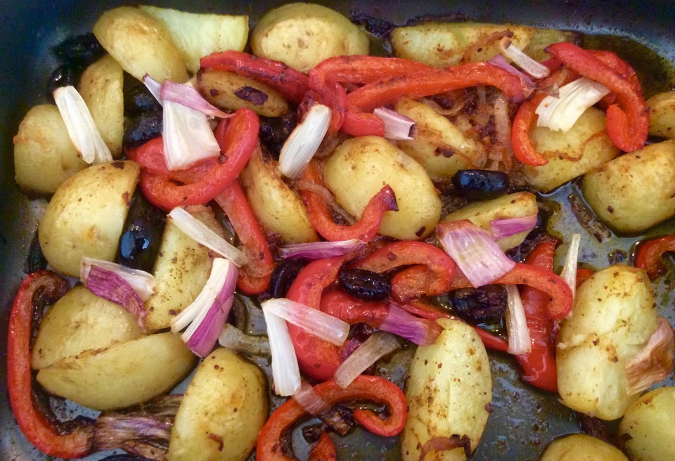 Kartoffeln, Zwiebeln, Paprika und Oliven aus dem Ofen von Pannepot ...