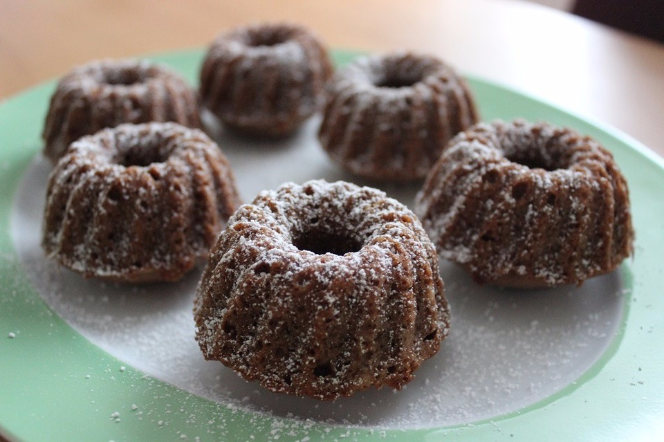 Kleine Schoko-Nuss-Gugelhupfe von zwergenwerke85 | Chefkoch.de
