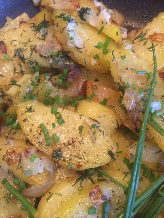 Bratkartoffeln aus rohen Kartoffeln mit Knoblauch und Dill von Bentson ...