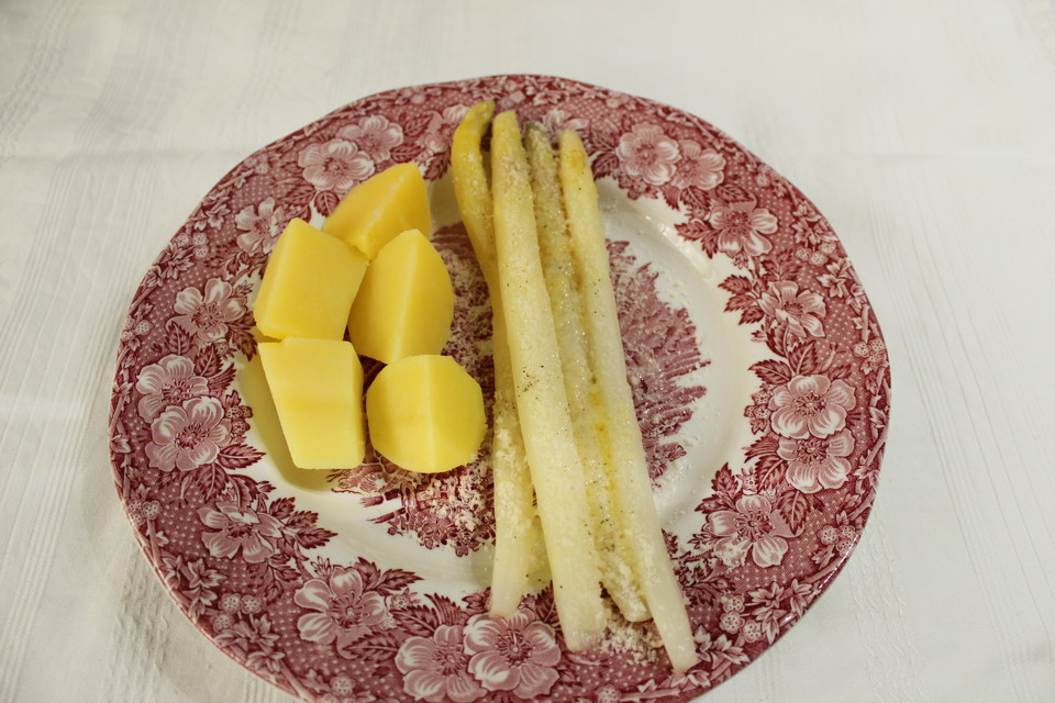 Weißer Spargel mit Butter und Parmesan von ManuGro | Chefkoch.de