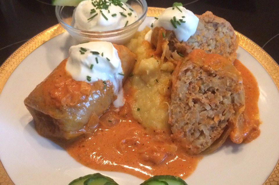 Ukrainische Kohlrouladen mit Hackfleisch und Reis in Tomaten-Sahne ...