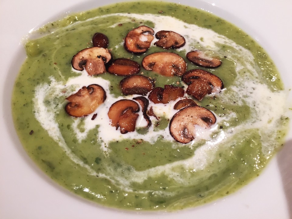 Petersilien-Kartoffel-Suppe mit gebratenen Champignons von Juulee ...
