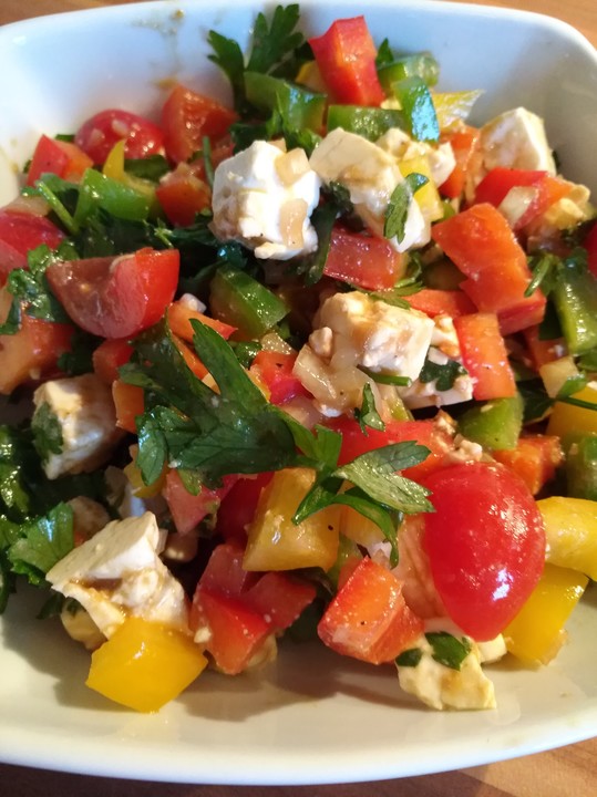 Paprika-Feta-Salat mit Balsamicodressing von Rinoa3005 | Chefkoch.de