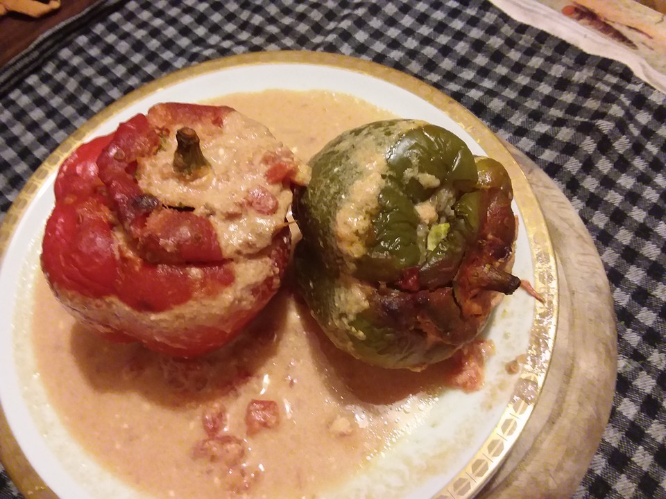 Gefüllte Paprika mit Hackfleisch und Reis in Tomaten-Sahne Soße von ...