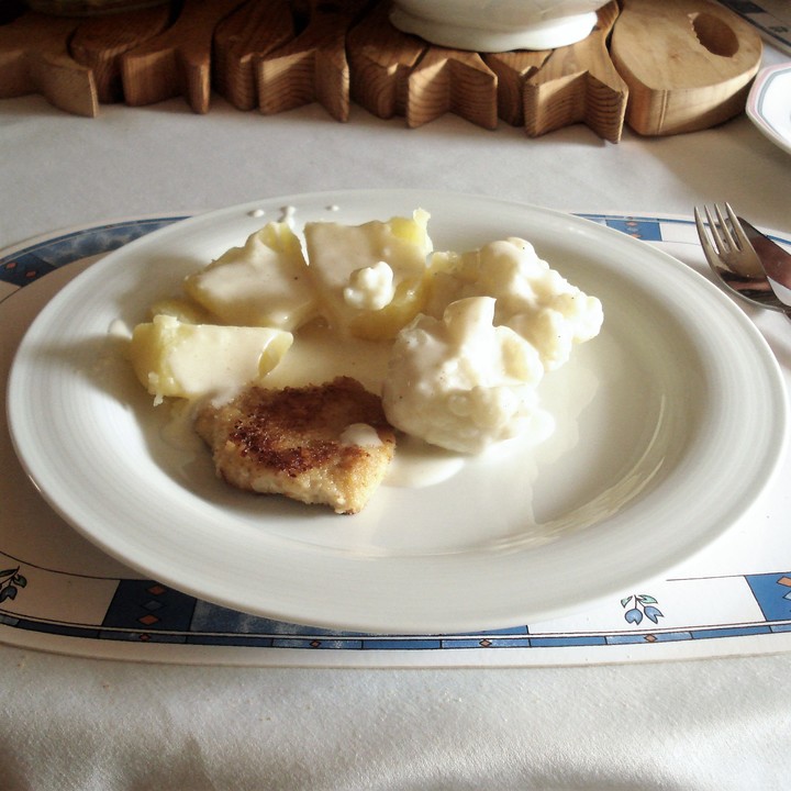 Mini-Putenschnitzel mit Salzkartoffeln und Bechamel-Blumenkohl von ...