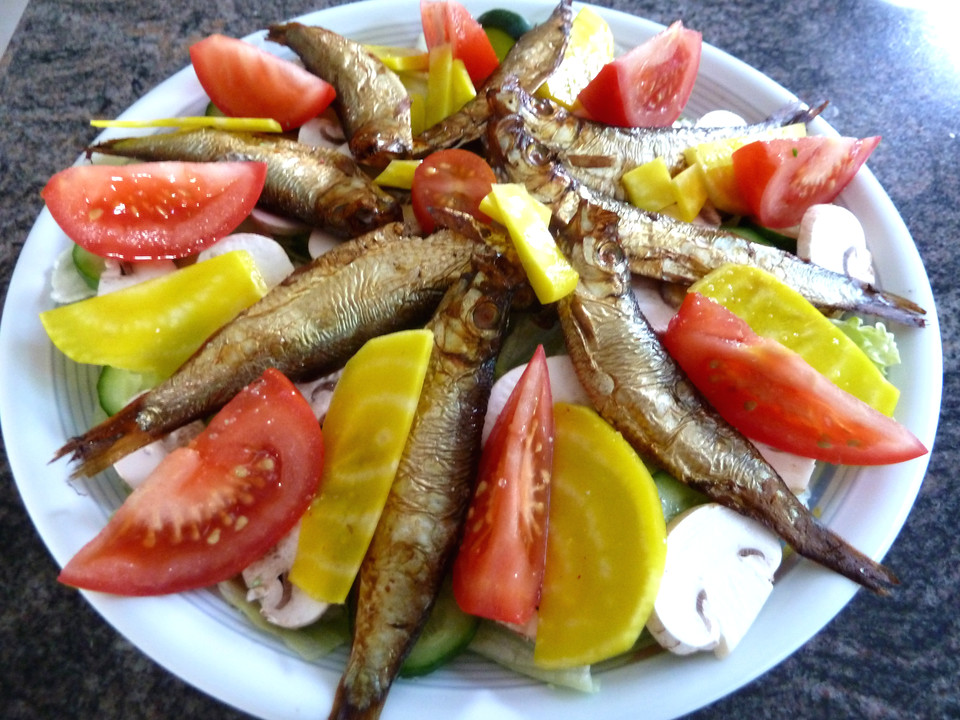 Bunter Salat mit Kieler Sprotten von TPCA | Chefkoch.de