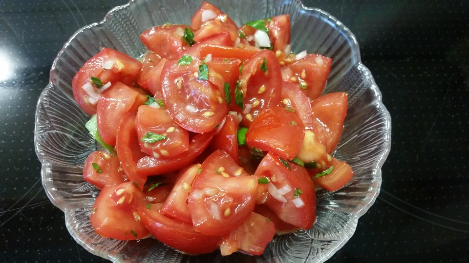 Fruchtiger Tomatensalat mit Ingwer, Petersilie, Zwiebel und Apfelessig ...