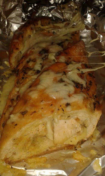Knoblauchbaguette mit Hähnchen und Käse von MealClub | Chefkoch.de