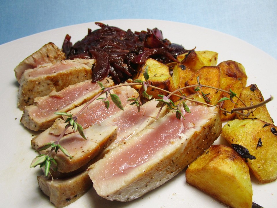 Thunfisch-Steaks mit Balsamico-Zwiebeln und Thymian-Kartoffeln von ...