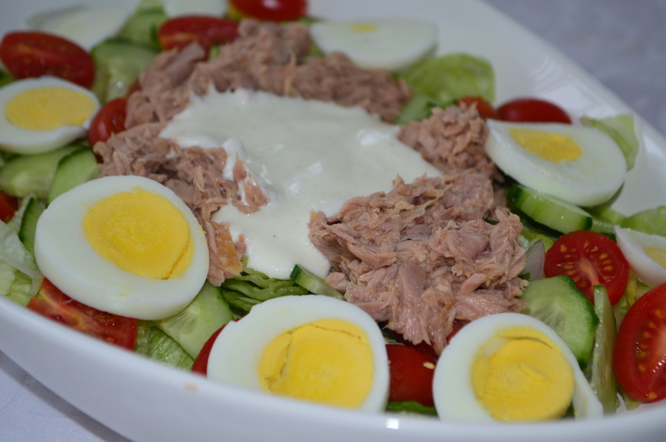 Gemischter Salat mit Thunfisch, Ei und Joghurtdressing von SchneeSchnee ...