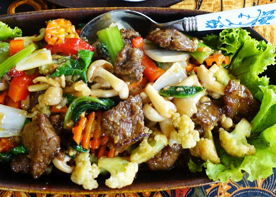 Sapi Cah Jamur Khas Sri Mira Rindfleisch Mit Pilzen Und Gemuse In Wurziger Sapi Cah Jamur Khas Sri Mira Rindfleisch Mit Pilzen Und Gemuse In Wurziger