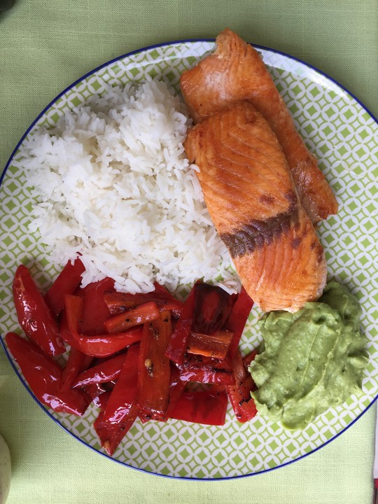Lachs mit Avocadocreme, Reis und roter Paprika von Julia-We676 ... Lachs mit Avocadocreme, Reis und roter Paprika von Julia-We676 ...