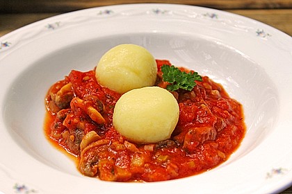 Kräuterknödel mit Tomaten - Champignon - Soße 4