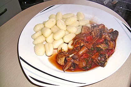 Kräuterknödel mit Tomaten - Champignon - Soße 6