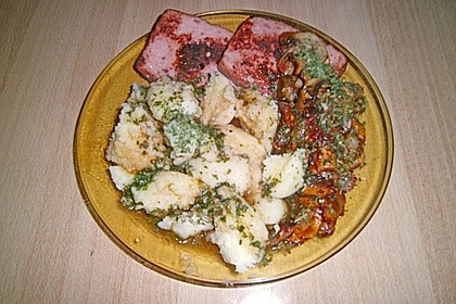 Kräuterknödel mit Tomaten - Champignon - Soße 3