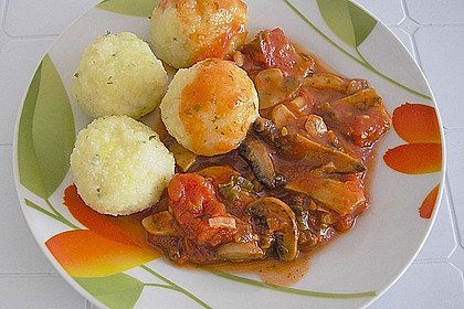 Kräuterknödel mit Tomaten - Champignon - Soße 5