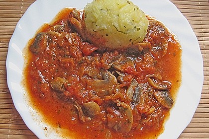 Kräuterknödel mit Tomaten - Champignon - Soße 1