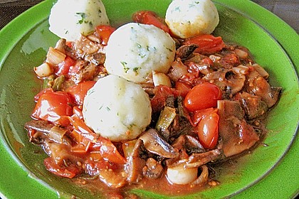 Kräuterknödel mit Tomaten - Champignon - Soße